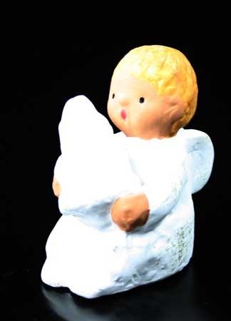Singer Engel Kenan mit Christbaum (222610) 7 cm